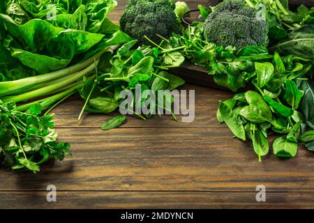 Grünes Bio-Gemüse und dunkelblütige Nahrungshintergrund als gesundes Esskonzept frischer Gartenprodukte Stockfoto