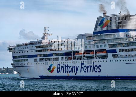 Cobh, Irland, 10. August 2022. Eine große weiße Passagierfähre fährt abends auf dem Meer. Blauer Himmel mit weißen Wolken über einem Schiff. Weißes A Stockfoto