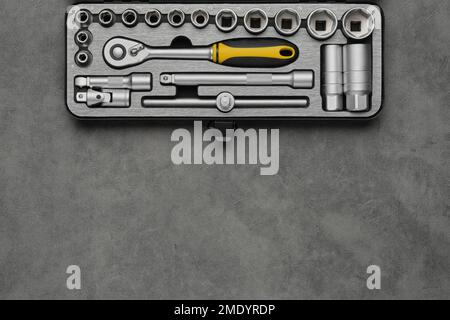 Werkzeugsatz für die Fahrzeugreparatur. Werkzeugsatz mit Knarre und Bits. Steckschlüssel und Ratschenköpfe. Ausrüstung für Automechaniker. Werkzeuge für die Fahrzeugreparatur Stockfoto