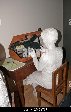 Schreibmaschine zur Herstellung heimlicher Dokumente, Aljube Museum Resistance and Freedom (ehemaliges politisches Gefängnis der Diktatur), Lissabon, Portugal Stockfoto