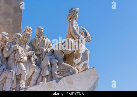 Lissabon, Portugal. Padrão dos Descobrimentos oder Denkmal der Entdeckungen. Das Denkmal wurde in Form eines Karavells erbaut und ehrt Portugiesen Stockfoto