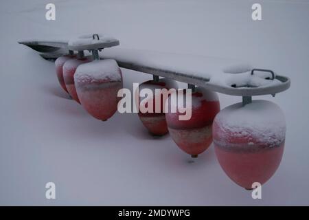 Verschneite Winterfotos in Tampere, Finnland. Die Boote liegen an der Küste und sind mit Schnee und Eis bedeckt. Der Winter ist gekommen und sieht eiskalt aus. Stockfoto