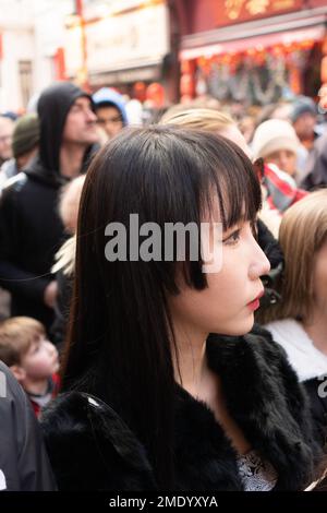 Eine asiatische Frau feiert das neue Jahr in China Town in London, England, Großbritannien Stockfoto