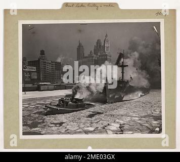 Der Frachttransport William L. Nelson, zusammen mit drei weiteren Frachtern, wird vom Eisbrecher Mackinaw der Küstenwache begleitet. Dieses historische Ereignis markiert die Errungenschaft des Eisbrechens und des Frachttransports auf den Großen Seen, was durch die Expertise der Küstenwache in der Navigation in eiskalten Gewässern erleichtert wird. Stockfoto