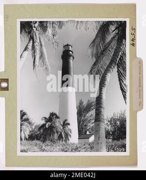 Dry Tortugas Lighthouse (Florida). Dieser malerische Leuchtturm am Loggerhead Key, 65 Meilen westlich von Key West, bewacht die heimtückischen Florida Riffe am Eingang zum Golf von Mexiko. Das 1.500.000-Candlepower-Licht befindet sich 151 Meter über Wasser und ist für 18 Meilen sichtbar. Sie befindet sich in einem konischen Turm, der schwarz und weiß gestrichen ist, und die Laterne befindet sich 157 Meter über dem Boden. In der Station, die 1826 errichtet und 1858 wieder aufgebaut wurde, ist ein Funksender vorhanden. Stockfoto