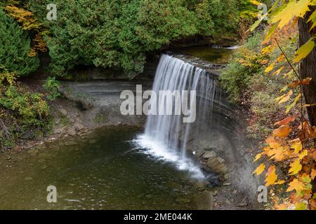 Bridal Veil Falls ist einer von nur zwei Wasserfällen auf der weltweit größten Süßwasserinsel, MANITOULIN Island (Ontario, Kanada). Stockfoto