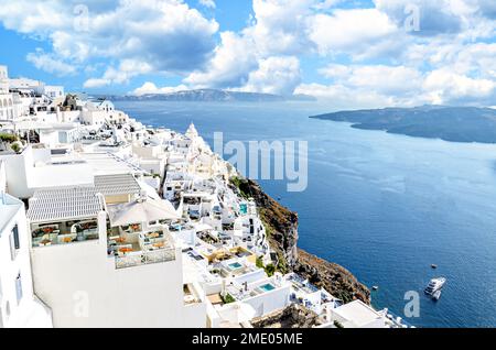 Fira, Santorin (Thira), Blick auf die weißen Häuser mit ihren gepflasterten Straßen. Dorf am südlichen Ägäischen Meer, in den Kykladen, Griechenland Stockfoto