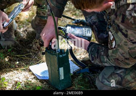 Sgt. Tyler Holloway von der Artilleriebrigade 115. in der Nationalgarde der Wyoming Army betreibt beim National Best Warrior Competition, der am 26. Juli 2022 auf der Mailand Volunteer Training Site, Tennessee, stattfindet, ein Single Channel Ground and and Airborne Radio System in einer Spur. Der Tag bestand aus einer Reihe von Veranstaltungen, zu denen die Unfallverhütung, ein Feuerruf und improvisierte Sprengstoffspuren gehörten. Der National Best Warrior Competition hat die besten Soldaten der Army National Guard. Stockfoto