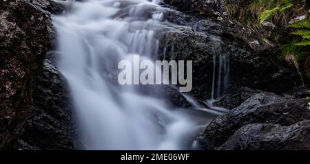 Ein kleiner Wasserfall auf dem Weg zum Cadair Idris Nationalpark Snowdonia in Wales 2022 Stockfoto