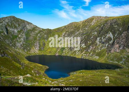 Klettern und Seeblick auf dem cadair idris Hügel in wales 2022. Stockfoto