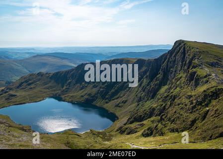 Klettern und Seeblick auf dem cadair idris Hügel in wales 2022. Stockfoto