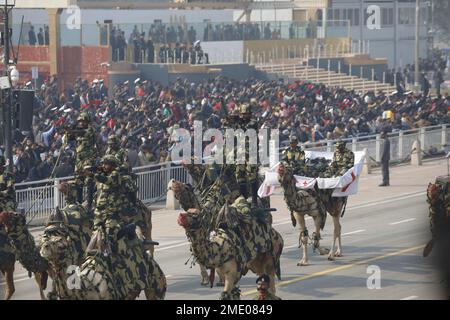 Neu-Delhi, Indien. 23. Januar 2023. Die indische Grenzschutztruppe (BSF) führt während der Generalprobe für die bevorstehende Parade zum Nationalfeiertag einen kamelmarsch auf dem Kartvya Path durch. Indien wird seinen 74. Tag der Republik am 26. Januar 2023 begehen. Präsident der Arabischen Republik Ägypten, Abdel Fattah El-Sisi ist der Hauptgast. Kredit: SOPA Images Limited/Alamy Live News Stockfoto