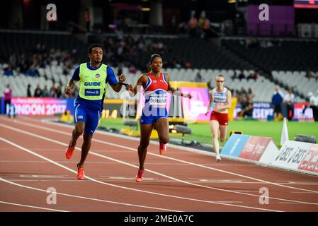 Omara Durand gewann in den 100m T12 Jahren Gold bei den World para Athletics Championships 2017 im Olympiastadion in London, Großbritannien. Reiseführer Yuniol KINDELAN Stockfoto