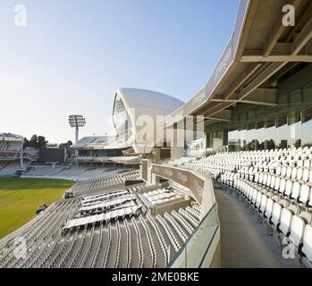 Perspektive entlang der 2. Etage mit Sitzplätzen und Medienzentrum. Lord's Cricket Ground, London, Großbritannien. Architekt: Wilkinson Eyre Architects, 2021.