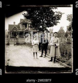 Porträt einer viktorianischen Familie mit Dad, der wütend aussah, um 1890 Stockfoto