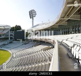 Sitzplätze unter dem Media Center. Lord's Cricket Ground, London, Großbritannien. Architekt: Wilkinson Eyre Architects, 2021. Stockfoto