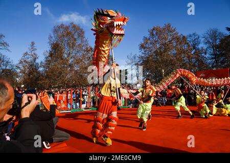 Mailand, Italien. 22. Januar 2023. Darsteller nehmen am 23. Januar 2023 im Arco della Pace in Mailand an der Drachenparade zum chinesischen Mondneujahr des Hasen 2023 Teil (Foto von Alessandro Bremec/NurPhoto). Kredit: NurPhoto SRL/Alamy Live News Stockfoto
