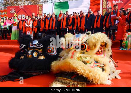 Mailand, Italien. 22. Januar 2023. Darsteller nehmen am 23. Januar 2023 im Arco della Pace in Mailand an der Drachenparade zum chinesischen Mondneujahr des Hasen 2023 Teil (Foto von Alessandro Bremec/NurPhoto). Kredit: NurPhoto SRL/Alamy Live News Stockfoto
