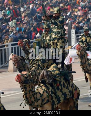 Neu-Delhi, Indien. 23. Januar 2023. Die indische Grenzschutztruppe (BSF) führt während der Generalprobe für die bevorstehende Parade zum Nationalfeiertag einen kamelmarsch auf dem Kartvya Path durch. Indien wird seinen 74. Tag der Republik am 26. Januar 2023 begehen. Präsident der Arabischen Republik Ägypten, Abdel Fattah El-Sisi ist der Hauptgast. (Foto: Naveen Sharma/SOPA Images/Sipa USA) Guthaben: SIPA USA/Alamy Live News Stockfoto