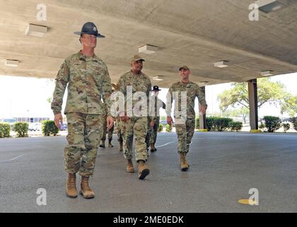 Chief Master Sgt. Timothy C. White Jr., der Senior Enlisted Advisor des Chief of Air Force Reserve und Command Chief Master Sergeant of Air Force Reserve Command, besuchte das 433. Trainingsgeschwader am 26. Juli 2022 auf der Joint Base San Antonio-Lackland, Texas. Der Oberbefehlshaber verbrachte Zeit mit militärischen Ausbildern der Jägerstaffel. Während seines Besuchs sprach er direkt mit den Fluggesellschaften, beantwortete Fragen des Teams und würdigte einige herausragende Fluggesellschaften für ihre Leistungen. Stockfoto