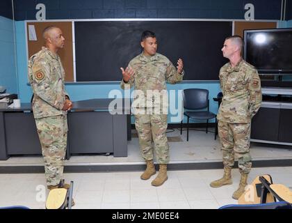 Chief Master Sgt. Timothy C. White Jr., der Senior Enlisted Advisor des Chief of Air Force Reserve und Command Chief Master Sergeant of Air Force Reserve Command, besuchte das 433. Trainingsgeschwader am 26. Juli 2022 auf der Joint Base San Antonio-Lackland, Texas. Der Oberbefehlshaber verbrachte Zeit mit militärischen Ausbildern der Jägerstaffel. Während seines Besuchs sprach er direkt mit den Fluggesellschaften, beantwortete Fragen des Teams und würdigte einige herausragende Fluggesellschaften für ihre Leistungen. Stockfoto