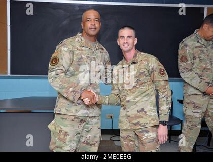 Chief Master Sgt. Timothy C. White Jr., der Senior Enlisted Advisor des Chief of Air Force Reserve und Command Chief Master Sergeant of Air Force Reserve Command, besuchte das 433. Trainingsgeschwader am 26. Juli 2022 auf der Joint Base San Antonio-Lackland, Texas. Der Oberbefehlshaber verbrachte Zeit mit militärischen Ausbildern der Jägerstaffel. Während seines Besuchs sprach er direkt mit den Fluggesellschaften, beantwortete Fragen des Teams und würdigte einige herausragende Fluggesellschaften für ihre Leistungen. Stockfoto