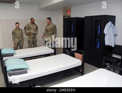 Chief Master Sgt. Timothy C. White Jr., der Senior Enlisted Advisor des Chief of Air Force Reserve und Command Chief Master Sergeant of Air Force Reserve Command, besuchte das 433. Trainingsgeschwader am 26. Juli 2022 auf der Joint Base San Antonio-Lackland, Texas. Der Oberbefehlshaber verbrachte Zeit mit militärischen Ausbildern der Jägerstaffel. Während seines Besuchs sprach er direkt mit den Fluggesellschaften, beantwortete Fragen des Teams und würdigte einige herausragende Fluggesellschaften für ihre Leistungen. Stockfoto