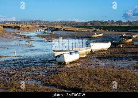 Blick über den Morston Creek mit Booten bei Ebbe und Blick auf Blakeney, North Norfolk East Anglia England Stockfoto