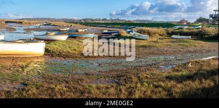 Blick über den Morston Creek mit Booten bei Ebbe und Blick auf Blakeney, North Norfolk East Anglia England Stockfoto