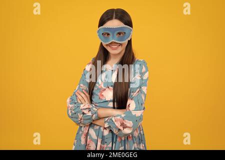 Teenager Mädchen in Samba Maske an Karneval isoliert auf gelbem Hintergrund. Kinder in Karnevalsmaske auf Geburtstagsparty, Feiertagskonzept. Stockfoto