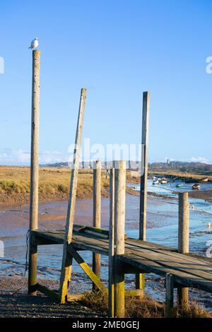 Blick über den Morston Creek mit Booten bei Ebbe und Blick auf Blakeney, North Norfolk East Anglia England Stockfoto