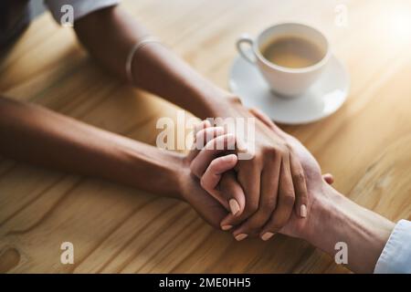 Du kannst mir alles anvertrauen. Nahaufnahme von zwei Personen, die bequem Händchen halten. Stockfoto