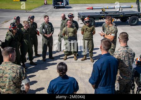 Ordnancemen von Marine Fighter Attack Squadron 115 (VMFA-115), Marine All Weather Fighter Attack Squadron 224 (VMFA(AW)-224) und Marine Aviation Logistics Squadron 31 erstellen einen Bericht nach der Aktion an der Marine Corps Air Station Beaufort, S.C. 26. Juli 2022. Die während der Ausbildung der VMFA-115 und der VMFA(AW)-224 eingesetzten Raketen waren fortgeschrittene Mittelstreckenraketen und taktische Luftschaukläufer. Stockfoto