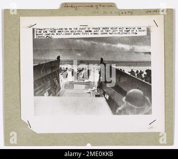 Landung an der Küste Frankreichs. "(Frankreich) 7/6/44 - Landung an der französischen Küste unter schwerem Nazi-Maschinengewehrfeuer sind diese amerikanischen Soldaten, die gerade gezeigt wurden, als sie die Rampe eines Landungsbootes der Küstenwache verließen. (Foto der Küstenwache) Signal Corps Radio-Teleobjektiv aus London Nr. 543." Alternative lokale Kennung - 26-G-06-08-44(1). Stockfoto