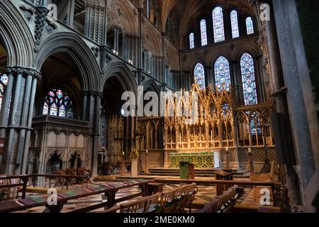 Im Inneren der Ely Cathedral, der drittlängsten mittelalterlichen Kathedrale in England Stockfoto