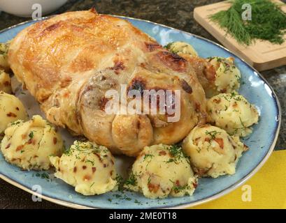 Gebratenes gefülltes Hähnchen serviert mit Kartoffelpüree mit gebratenen Zwiebeln und Dill. Stockfoto