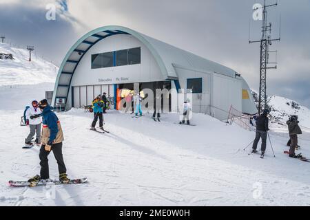 Pas de la Casa, Andorra, 2020. Januar Skifahrer und Snowboarder, die den Skilift auf einem Berg verlassen. Skiurlaub im Winter in den Pyrenäen Stockfoto