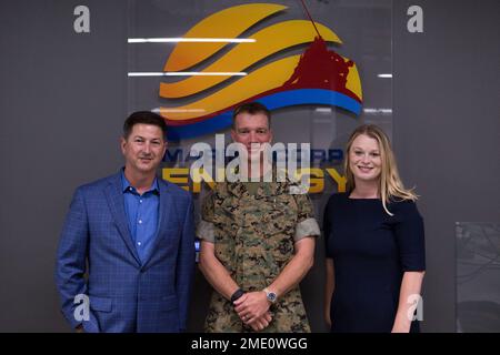 USA Oberst Thomas M. Bedell, Befehlshaber der Luftwaffenstützstelle Miramar des Marine Corps, hält mit dem Abgeordneten Chris ward, Vertreter des 78. Bezirks Kaliforniens, und Christy Holstege, Kandidat für den 47. Bezirk Kaliforniens, auf MCAS Miramar, San Diego, Kalifornien, Juli 26, 2022. Ward und Holstege wurden durch das Mikronetz der Station geführt, das für Energiebeständigkeit sorgt und es der Basis ermöglichen würde, missionskritische Einrichtungen zu betreiben, wenn das Stromnetz von San Diego beschädigt oder kompromittiert würde. Stockfoto