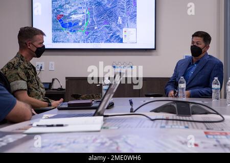 USA Marinekorps Oberst Thomas M. Bedell, kommandierender Offizier der Luftwaffenstützpunkt Miramar des Marinekorps, führt ein Treffen mit dem Abgeordneten Chris ward, dem Vertreter des 78. Distrikts von Kalifornien, auf MCAS Miramar, San Diego, Kalifornien, Juli 26, durch. 2022. Ward erhielt eine Führung durch das Mikronetz der Station, das für Energiebeständigkeit sorgt und es der Basis ermöglichen würde, missionskritische Einrichtungen zu betreiben, wenn das Stromnetz von San Diego beschädigt oder kompromittiert würde. Stockfoto