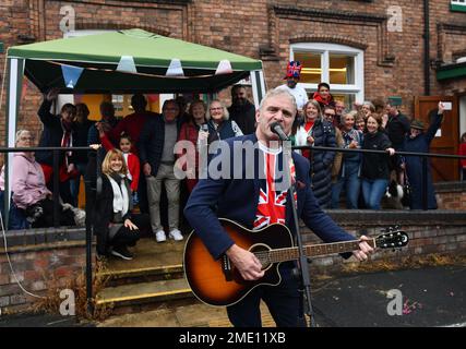 Neil Gray, Platinum Jubilee Party-Musiker der Königin, spielt auf einer lokalen Party. Bild von David Bagnall. Coalbrookdale, Telford, Shropshire. Juni 5. 2022 Stockfoto