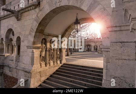 Bogen in der Fischerbastion mit Wachstatuen und Sonnenschein. Stockfoto