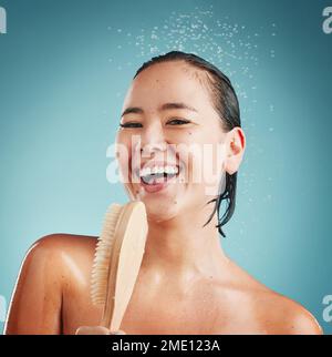 Porträt, Badebürste und Frau in der Dusche für Reinigung, Wellness und Haut Peeling, Schönheit und Pflege in einem Studio. Hautpflege, Wasserspritzer und Gesicht Stockfoto