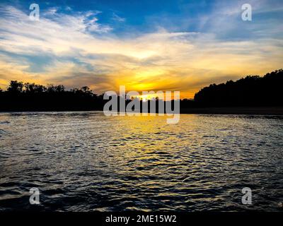 Der wunderschöne Sonnenuntergang über dem See Stockfoto