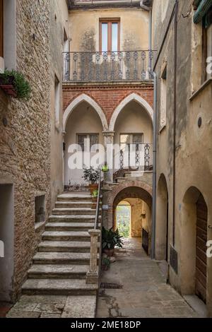 Innenhof mit Steingebäuden im mittelalterlichen Dorf Castelmuzio, Toskana, Italien. Stockfoto