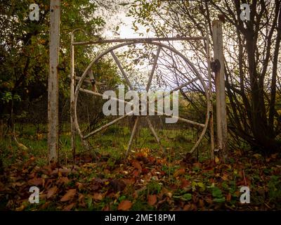 Weißes, nicht benutztes Tor im Felgen am Ruthin Castle Ruthin North Wales Stockfoto