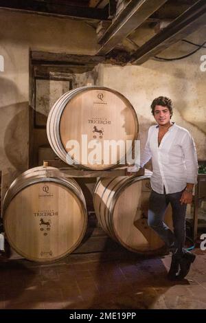 Tommaso Squarcia, Manager des Weinguts Castello Tricerchi, steht neben Weinfässern im Keller, Montalcino, Toskana, Italien. Stockfoto