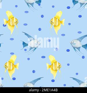 Wasserfarbenes nahtloses Unterwassermuster von blauen und gelben Engelfischen auf blauem Hintergrund. Druck für Design, Hintergrund, Speisekarten, Souvenirs, Dekor Stockfoto