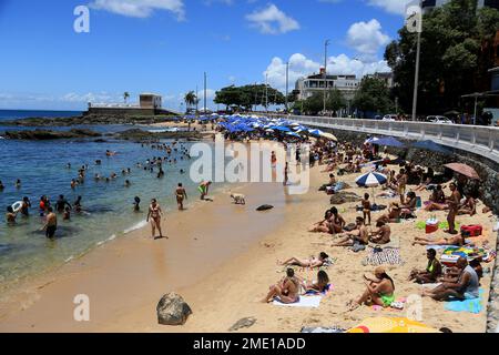 salvador, bahia, brasilien - 15. januar 2023: Blick auf den Strand von Porto da Barra in der Stadt Salvador. Stockfoto