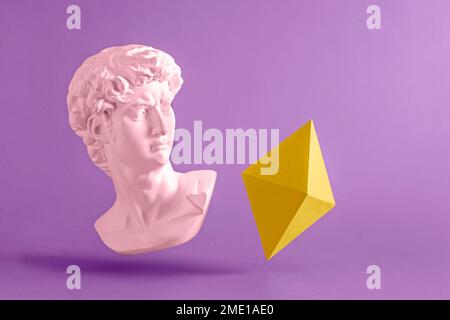 David-Statue antike Pop-Art und Kryptowährungssymbol Ethereum im Vaporwave- und Cyberpunk-Stil auf lila Hintergrund. Stockfoto