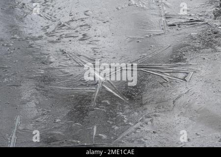 Gefrorener Süßwassersee, während der Messwert über Nacht auf minus C 10 sinkt. Muster machten Inice-Kristalle im gefrorenen See Stockfoto